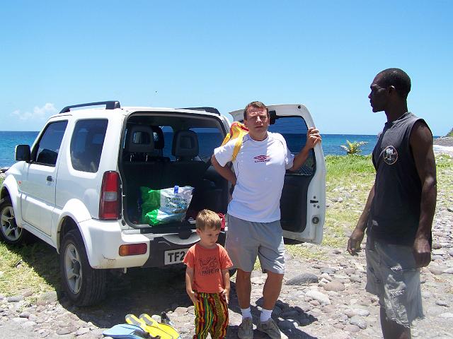 aout8-008 026.jpg - vite abordés par un autochtone qui nous servira de guide